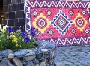 Ավանդական աշխատանք ոչ ավանդական եղանակով.«Ասմունքող» ցուցանակներ Գյումրիում