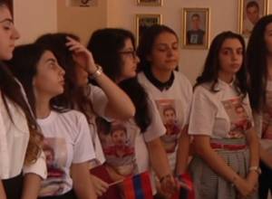 Աշակերտների շապիկներին քառօրյա պատերազմի հերոսի լուսանկարն էր