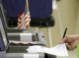 Согласно некоторым опросам, Трамп опережает Клинтон