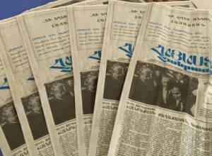 Flash mob: Copies of newspaper distributed across Armenia