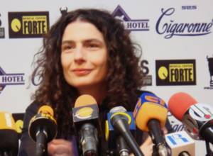 Arsinee Khanjian sends open letter to the Armenian Diaspora