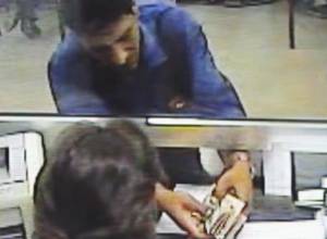 Кража в банке: введя в замешательство сотрудницу, забрал большую сумму денег