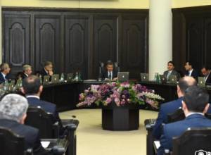 Один замминистра, один сотовый телефон: премьер-министр удивлен