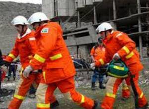 Автомобиль завис над близлежащим ущельем