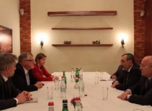 Министр иностранных дел НКР встретился со специальным представителем ЕС