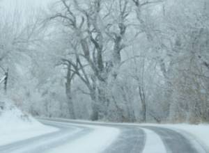 На перевале Варденяц идет слабый снег