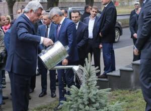 Серж Саргсян посадил ель во дворе технологического центра