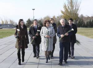 Нагдалян сопровождала консерваторов в мемориальном комплексе Цицернакаберд