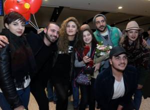 В “Звартноц”-е встретили девочек: фотографии