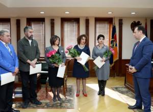 Виген Саргсян вручил грамоты группе сотрудников Общественной телерадиокомпании