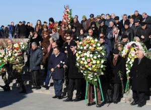 Цветы на мемориале, увековечивающем  память сербских пилотов