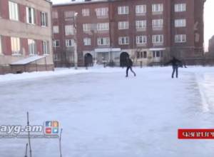 Во дворе интерната в Гюмри открылся каток