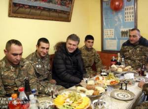 Карен Карапетян побеседовал с солдатами за чайным столом