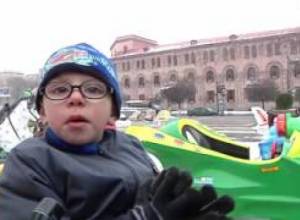 В центре Еревана только дети создают праздничное настроение