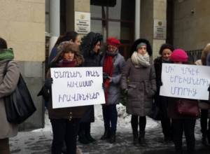 Demonstrators demand to return children to their mother