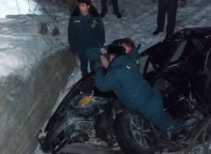 Автомобиль съехал с автомобильной дороги и около 2 м скатился в ближайший овраг
