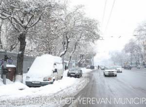 Автомобили мешают работам по очистке от снега: мэрия