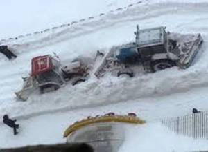 Заблокированный в снегу грузовик стал причиной пробки