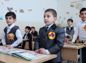 Министр провел открытый урок для учащихся Арзакана