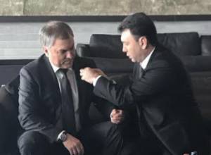 Шармазанов подарил Володину незабудку