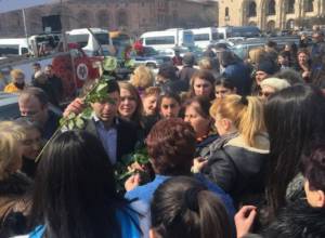 Հրմշտոց՝ Ծառուկյան դաշինքից ծաղիկներ ստանալիս
