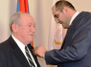 Հրաչյա Ռոստոմյանը պարգեւատրել է Նիկոլայ Ղազարյանին