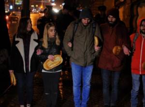 Граждане забросили хлеб внутрь ворот НС: hetq.am