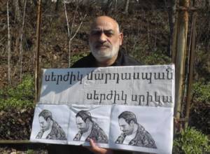 Activist Vardges Gaspari holds protest over death of Artur Sargsyan