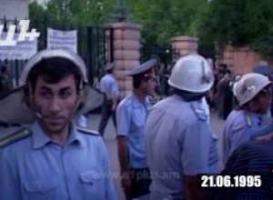 Календарь выборов: 13 дней назад – демонстранты сожгли чучело Левона Тер-Петросяна