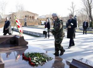 Серж Саргсян посетил могилу Андраника Маргаряна