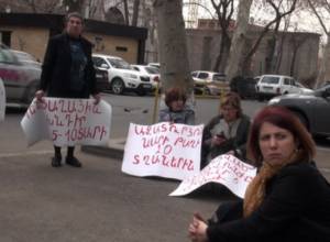 Sari Tagh residents start sit-down strike outside Prosecutor’s Office
