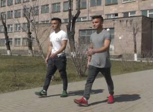 Братья-близнецы все делают вместе