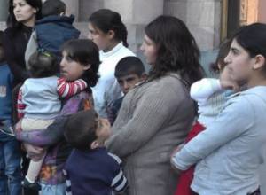 «Մենք Ղարաբաղի մերժվածներն ենք». Արցախից եկած բազմանդամ ընտանիքը՝ կառավարության դիմաց