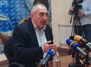 «В подъездах открывают мешок и раздают направо-налево»