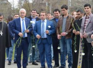 Հուշաքար-խաչքար՝ ապրիլյան քառօրյայում զոհված հերոսներին