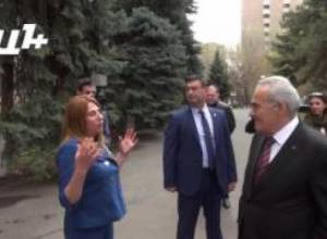 Галуст Саакян подарит флаг Заруи Постанджян