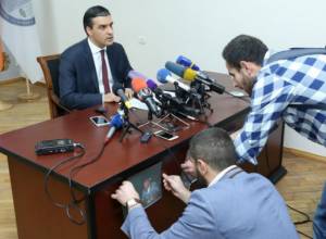 You defend the rights of HHK: Flashmob during Ombudsman's press conference