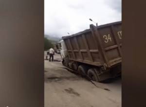 От тяжести грузовика асфальт разошелся, автомобиль упал внутрь: АЖ