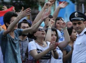 Наша молодежь требовательна: Поздравления Галуста Саакяна