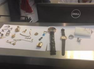 В аэропорту найдена сумка с драгоценностями