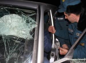 Машина столкнулась с бетонным ограждением моста: есть две жертвы