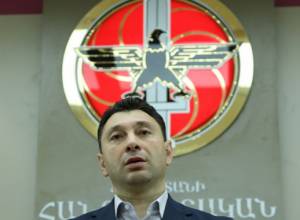 Ed. Sharmazanov: “Don not artificially separate Karen Karapetyan from the Republican Party”