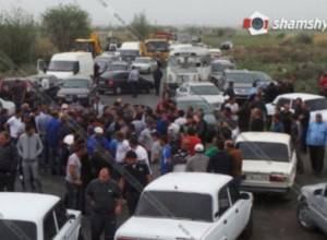 Residents of Armavir marz close road in protest