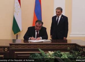 Эмомали Рахмон посетил Национальное собрание