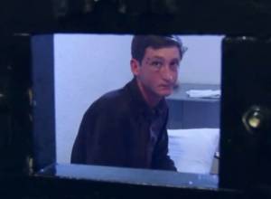 Молодой человек, просивший помощи у полицейского, зарезал его