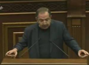 Обсуждает программу, представленную Правительством РА: Прямой эфир