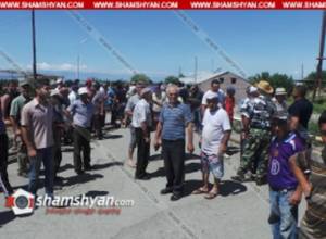 Ջրաշենի ծիրանը տանում են ջրի գնով. բնակիչները փակել են ճանապարհը. shamshyan.com