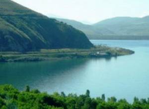 Ծառը՝ ճանապարհին, մեքենան՝ լճում