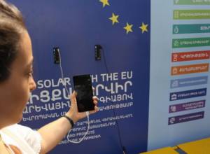 Остановка, питающаяся солнечной энергией в Ереване