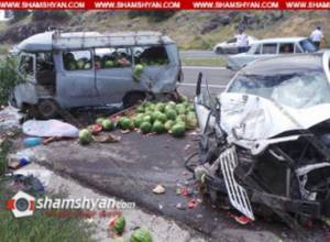 Toyota столкнулась с нагруженным арбузами УАЗ-ом: один погибший, четверо раненых: shamshyan.com